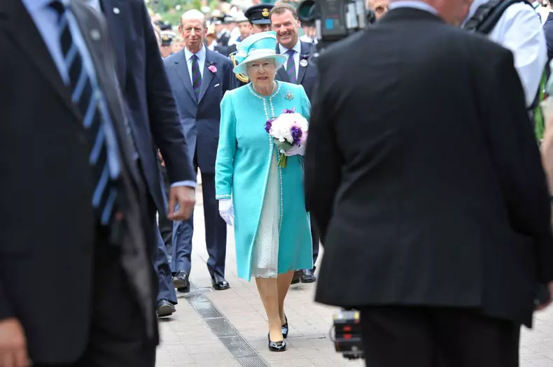 Regina Elisabeta la Wimbledon in 2010