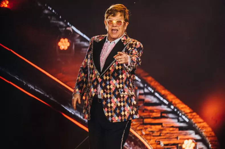 Elton John, de urgență la spital, după ce a suferit o căzătură. Care e starea artistului