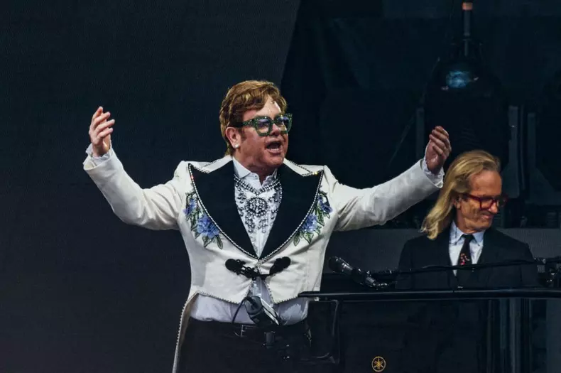 Elton John, de urgență la spital, după ce a suferit o căzătură. Care e starea artistului