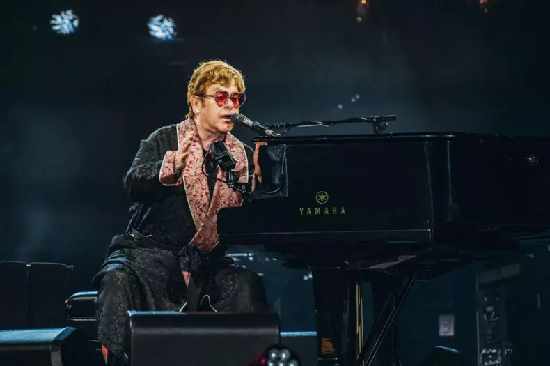 Elton John, de urgență la spital, după ce a suferit o căzătură. Care e starea artistului
