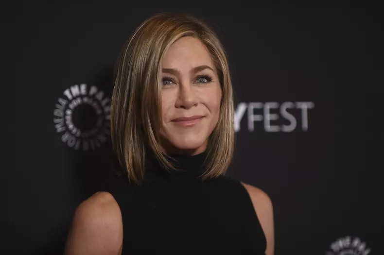 Jennifer Aniston, cu tusoarea în forma literei C