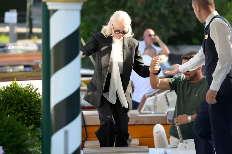 Pamela Anderson bei der Ankunft am Pier des Hotels Excelsior auf der Biennale di Venezia 2026 / 83. Internationale Filmfestspiele von Venedig. Venedig, 07.09.2026
