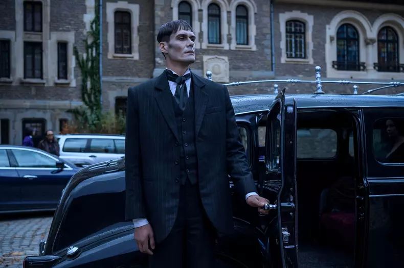 primele-imagini-cu-george-burcea-din-serialul-netflix-wednesday