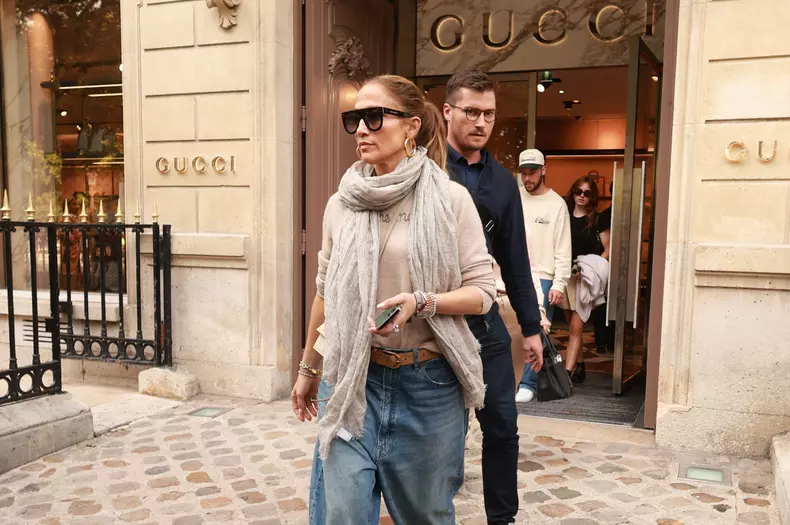 Exclusif - No Web - Jennifer Lopez Affleck à la sortie de la boutique Gucci à Paris