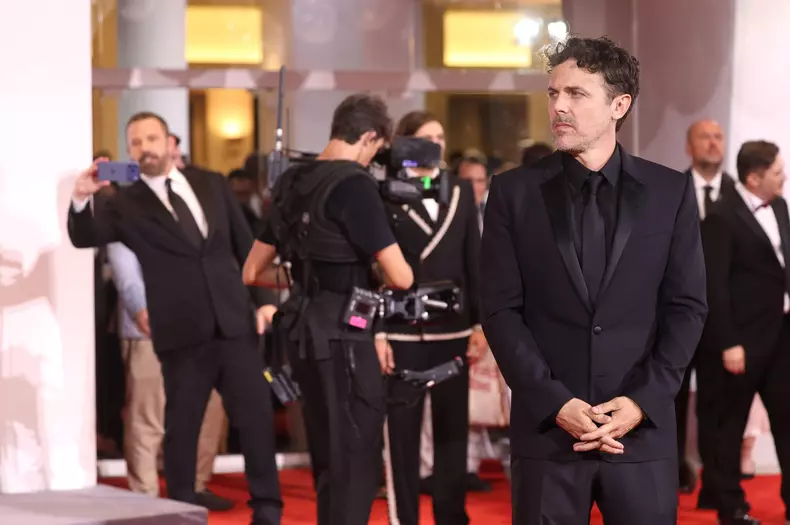 Casey Affleck (im Hintergrund Ben Affleck) bei der Premiere des Kinofilms 'Company' auf der Biennale di Venezia 2023 / 83. Internationale Filmfestspiele von Venedig im Palazzo del Cinema. Venedig, 08.09.2026