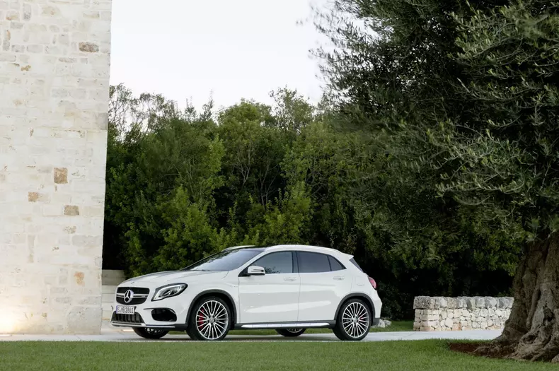 2017-mercedes-benz-gla-facelift-90