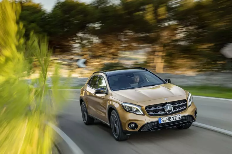 2017-mercedes-benz-gla-facelift-98