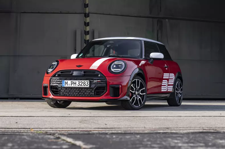 P90625049_highRes_mini-jcw-1965-victor