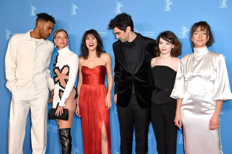 Parker Sawyers, Svenja Jung, Ana Ularu, Alec Secareanu, Alexandra Bob und Andreea Vasile bei der Premiere der Fernsehser