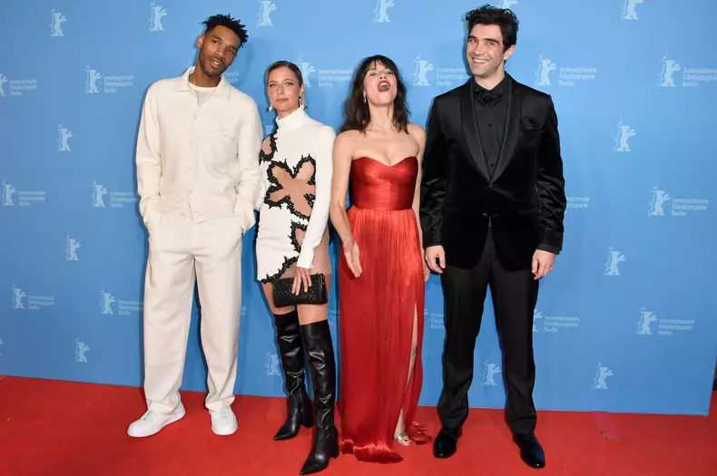 Parker Sawyers, Svenja Jung, Ana Ularu und Alec Secareanu bei der Premiere der Fernsehserie Spy/Master auf der Berlinale