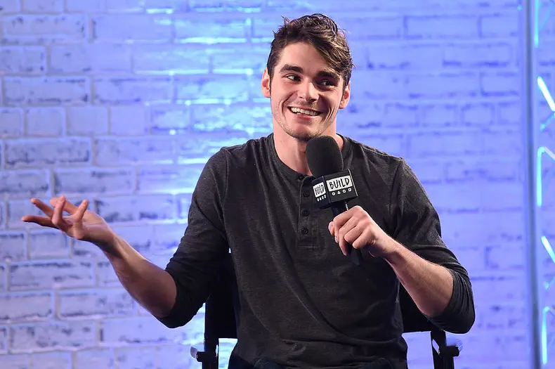 RJ Mitte a murit la numai 34 de ani. Actorul din „Breaking Bad” suferea de o boală incurabilă de la vârsta de trei ani. Cauza morții e gravă
