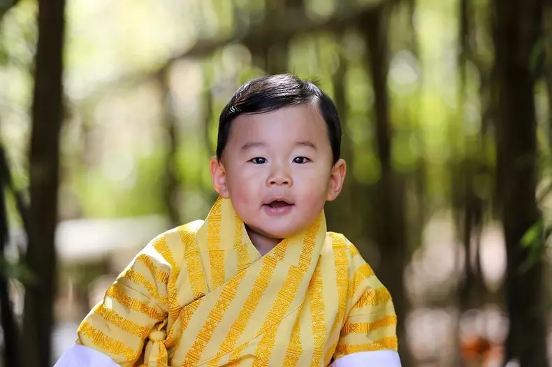 Imagini rare cu adorabilul Print al Bhutanului