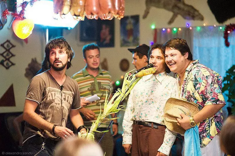 Las Fierbinti, scene din 2012