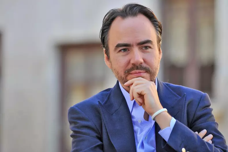 CLOSER TO THE MOON - CONFERINTA