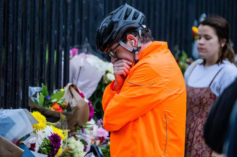 Mourners gather at Buckingham Palace after Queen Elizabeth the second died yesterday., Buckingham Palace, London - 09 Sep 2022