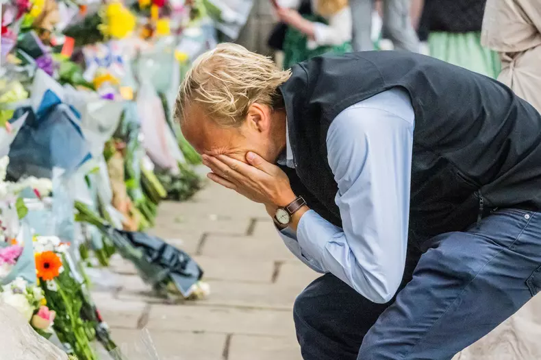Mourners gather at Buckingham Palace after Queen Elizabeth the second died yesterday., Buckingham Palace, London - 09 Sep 2022