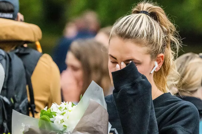 Mourners gather at Buckingham Palace after Queen Elizabeth the second died yesterday., Buckingham Palace, London - 09 Sep 2022
