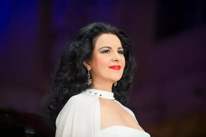 angela pe scena