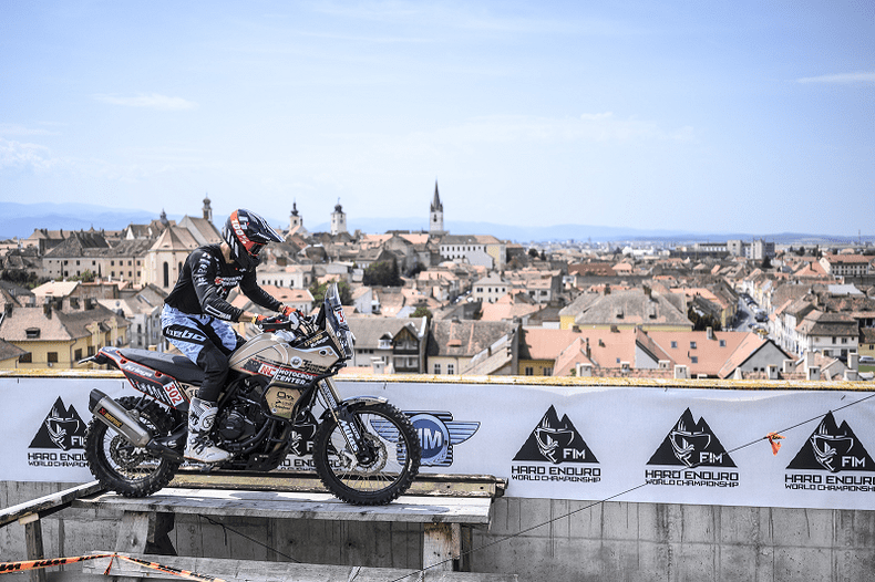 Pol Tarres deasupra Sibiului in saua unei motociclete de adventure