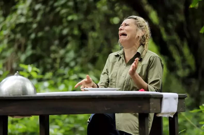 sunt-celebru-scoate-ma-de-aici-2-1024x682-1