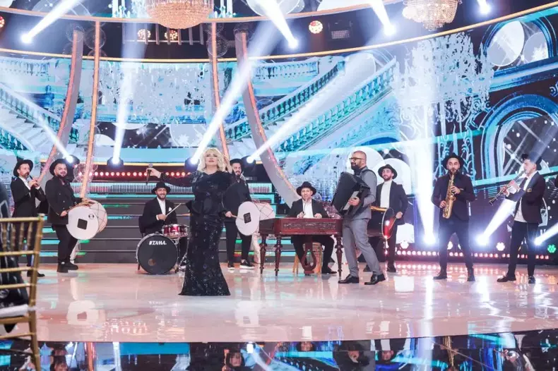 revelionul-cel-nebunclejanii-1024x682-1