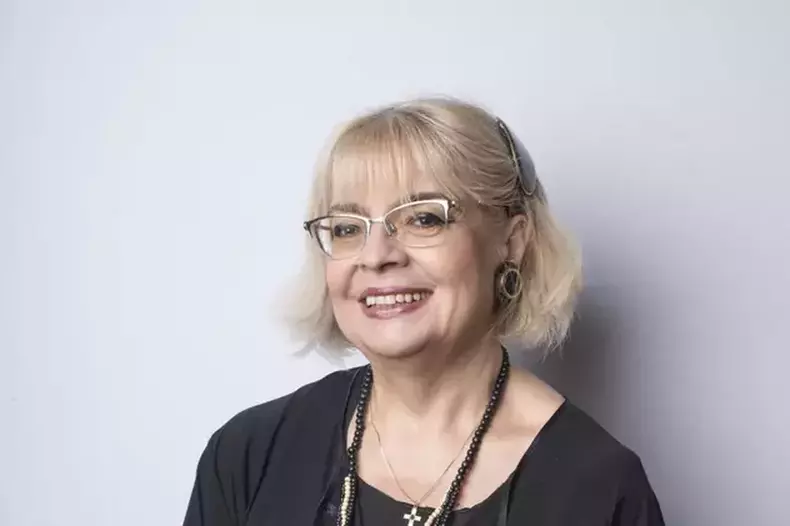 cum-arata-irina-margareta-nistor-in-tinerete-9