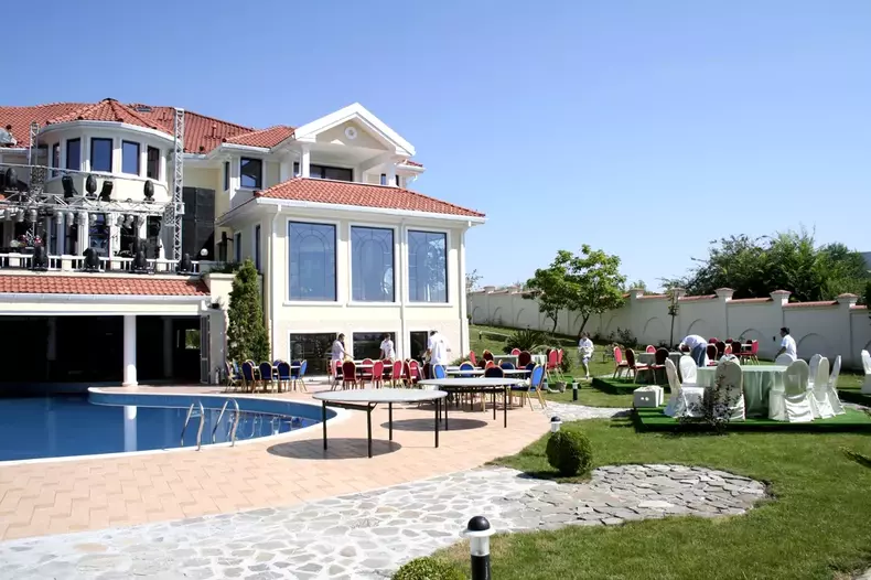 irinel-columbeanu-apiscina-scaled