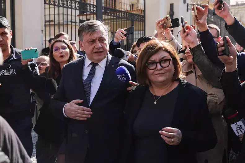 crin-antonescu-adina-valean-bec-depunere-candidatura-prezidentiale-2025