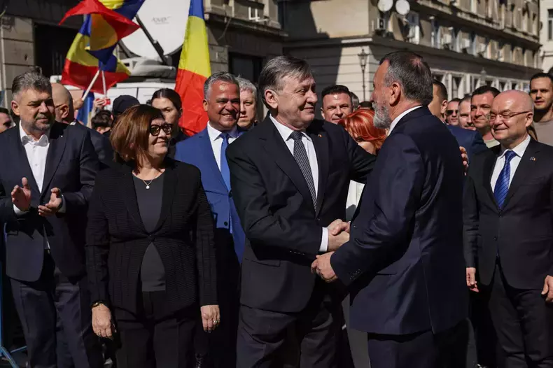 crin-antonescu-surprins-in-timp-ce-da-mana-cu-paul-stanescu