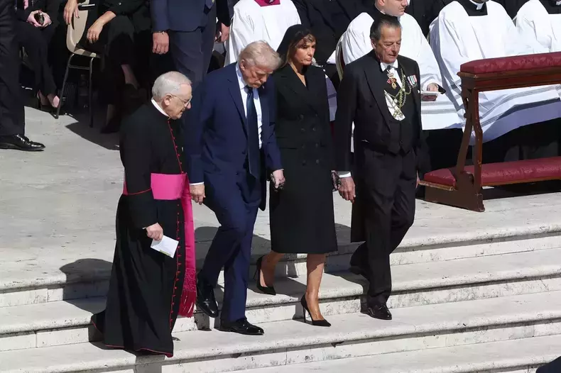 donald-trump-si-melania-trump-funeralii-papa-francisc-1