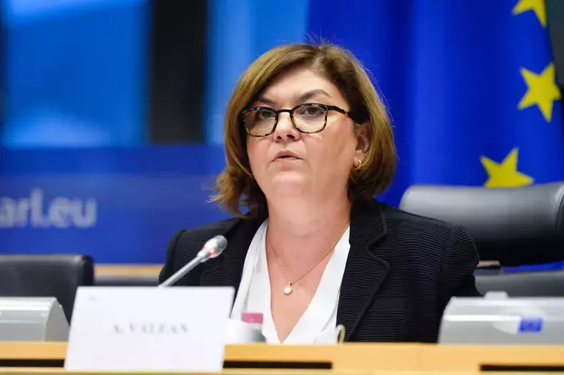 europarlamentara-adina-ioana-valean-sotia-lui-crin-antonescu-2