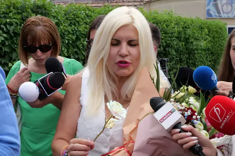 elena-udrea-in-alb-la-iesirea-din-inchisoare-foto-gsp-3