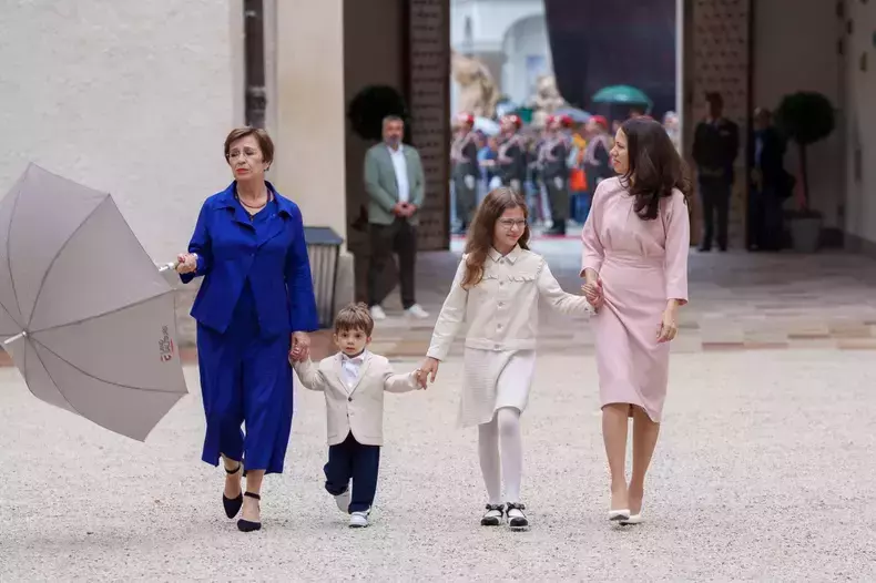 prima-vizita-externa-a-lui-nicusor-dan-cu-mirabela-gradinaru-si-cei-doi-copii-antim-si-aheea-in-austria-1-1