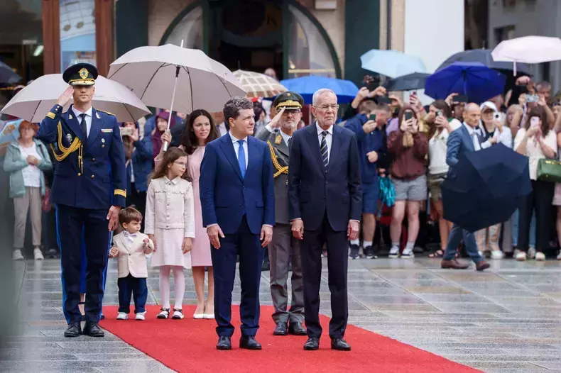 prima-vizita-externa-a-lui-nicusor-dan-cu-mirabela-gradinaru-si-cei-doi-copii-antim-si-aheea-in-austria-3-1