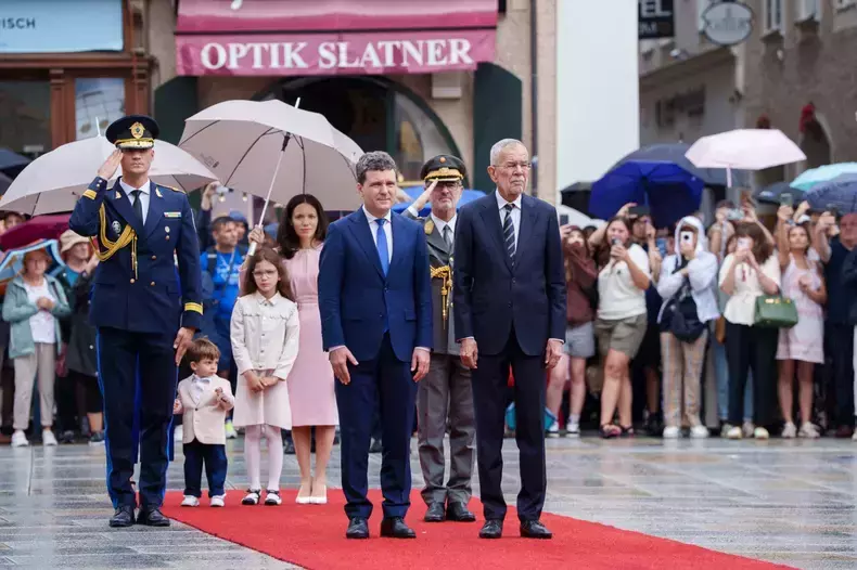 prima-vizita-externa-a-lui-nicusor-dan-cu-mirabela-gradinaru-si-cei-doi-copii-antim-si-aheea-in-austria-4-1