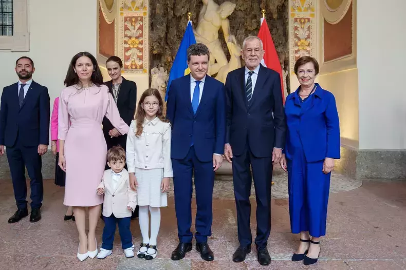 prima-vizita-externa-a-lui-nicusor-dan-cu-mirabela-gradinaru-si-cei-doi-copii-antim-si-aheea-in-austria