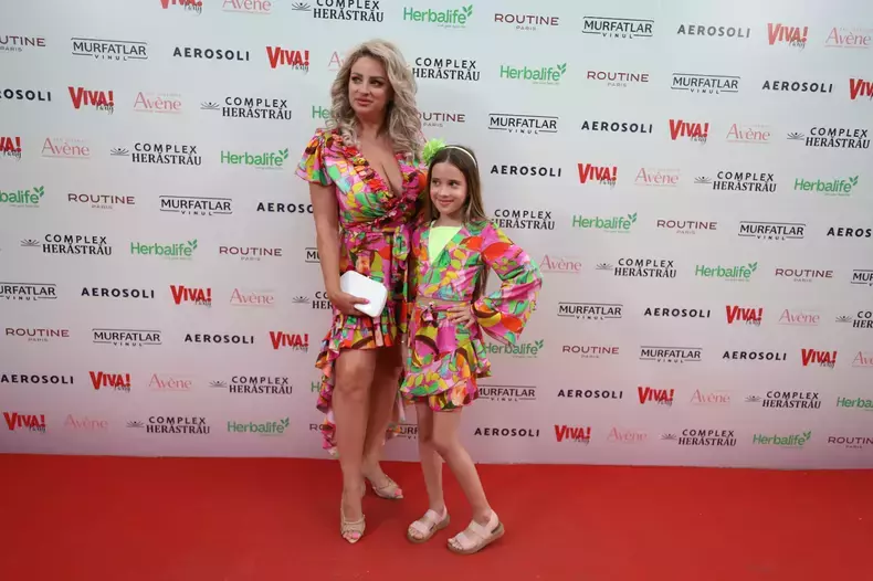 sanziana-buruiana-fiica-petrecere-viva2