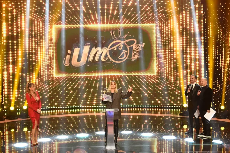 Gala „iUmor” surprinde, din nou! Delia și Loredana Groza, sărut neașteptat la TV