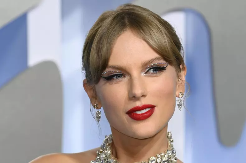 A întors toate privirile. Taylor Swift, în cea mai îndrăzneață ținută de până acum, pe covorul roșu de la MTV EMA