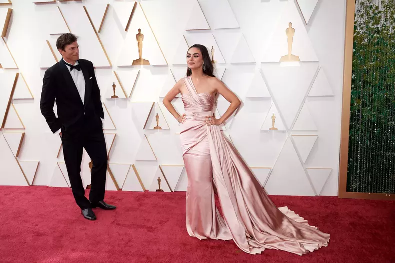 Ashton Kutcher, despre boala rară care i-a pus viața în pericol. Cum l-a sprijinit Mila Kunis