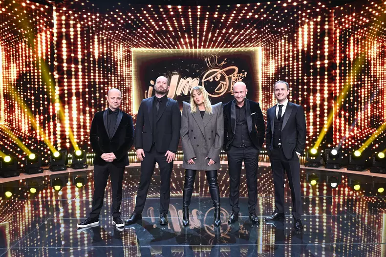 Gala „iUmor” surprinde, din nou! Delia și Loredana Groza, sărut neașteptat la TV