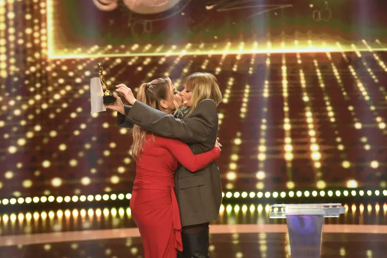 Gala „iUmor” surprinde, din nou! Delia și Loredana Groza, sărut neașteptat la TV