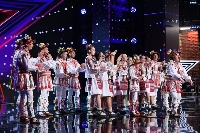 Ansamblul-Mugurasii-Optasi