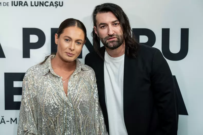Ce-tinute-au-purtat-vedetele-la-premiera-de-gala-a-„Odata-pentru-totdeauna-filmul-regizat-de-Iura-Luncasu-13