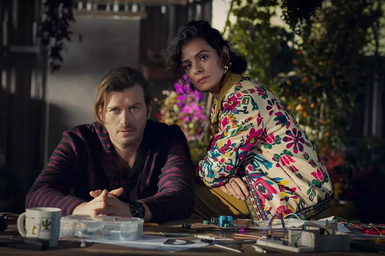 Kivanc-si-Ozge-in-An-Undersea-Story