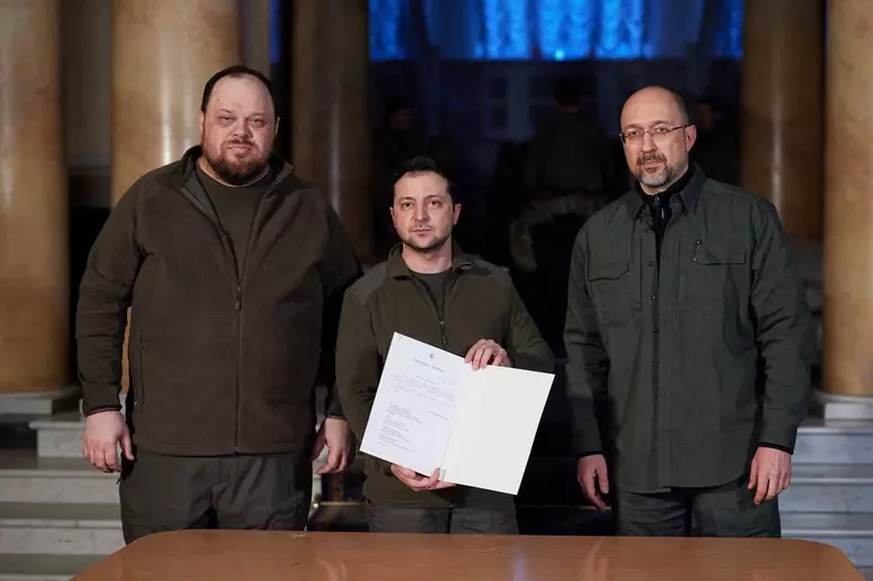 Ukraine President signs letter applying for EU membership - 28 Feb 2022