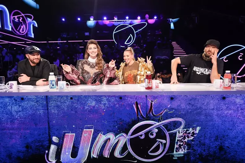 Iulia-Albu-surprinsa-sa-l-vada-pe-iubitul-ei-pe-scena-iUmor-2022-2