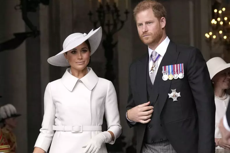 De ce nu o suportă prietenii Prințului Harry pe Meghan Markle. Ce îi reproșează ducesei de Sussex