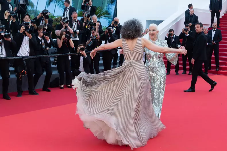 Helen Mirren și Andie MacDowell, Festivalul de Film de la Cannes, la Palais des Festivals, pe 27 mai 2022
