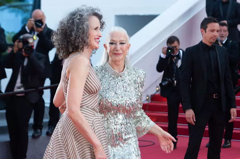 Helen Mirren și Andie MacDowell, Festivalul de Film de la Cannes, la Palais des Festivals, pe 27 mai 2022